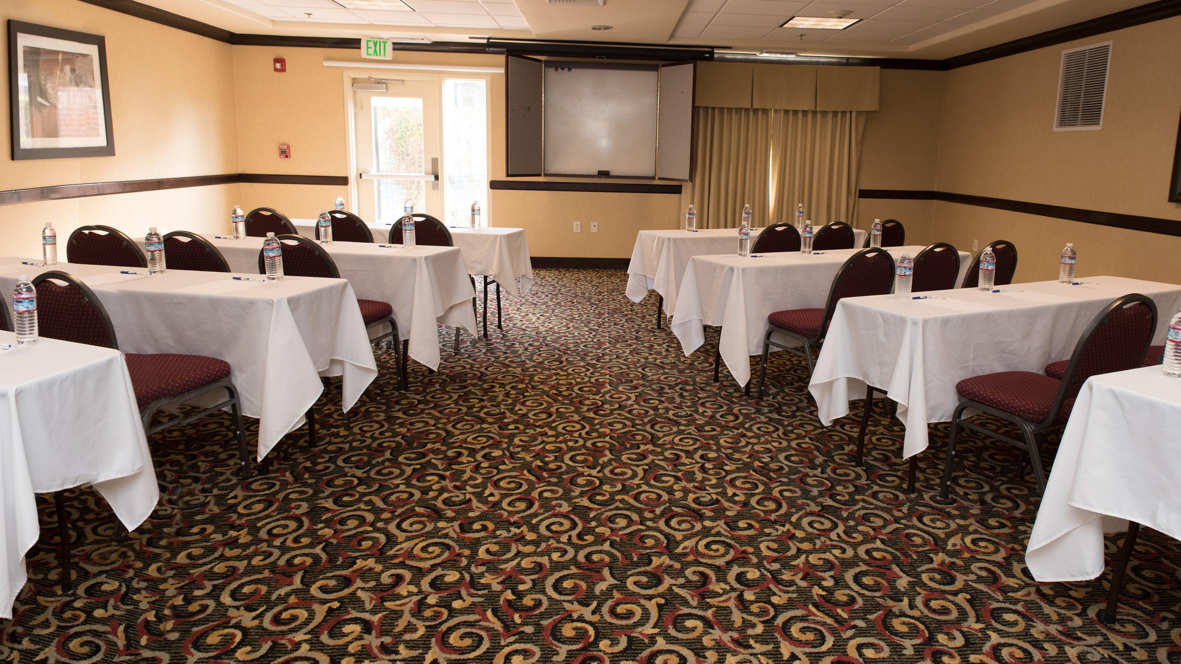 Holiday Inn Express Hotel & Suites Lincoln-Roseville Area, An Ihg Hotel Exterior foto