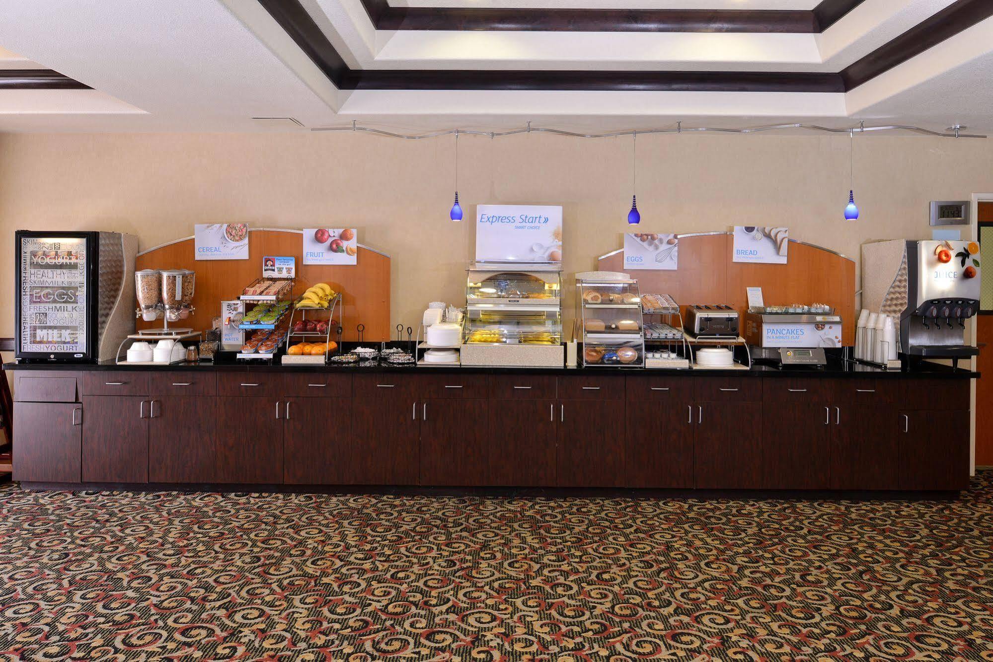 Holiday Inn Express Hotel & Suites Lincoln-Roseville Area, An Ihg Hotel Exterior foto